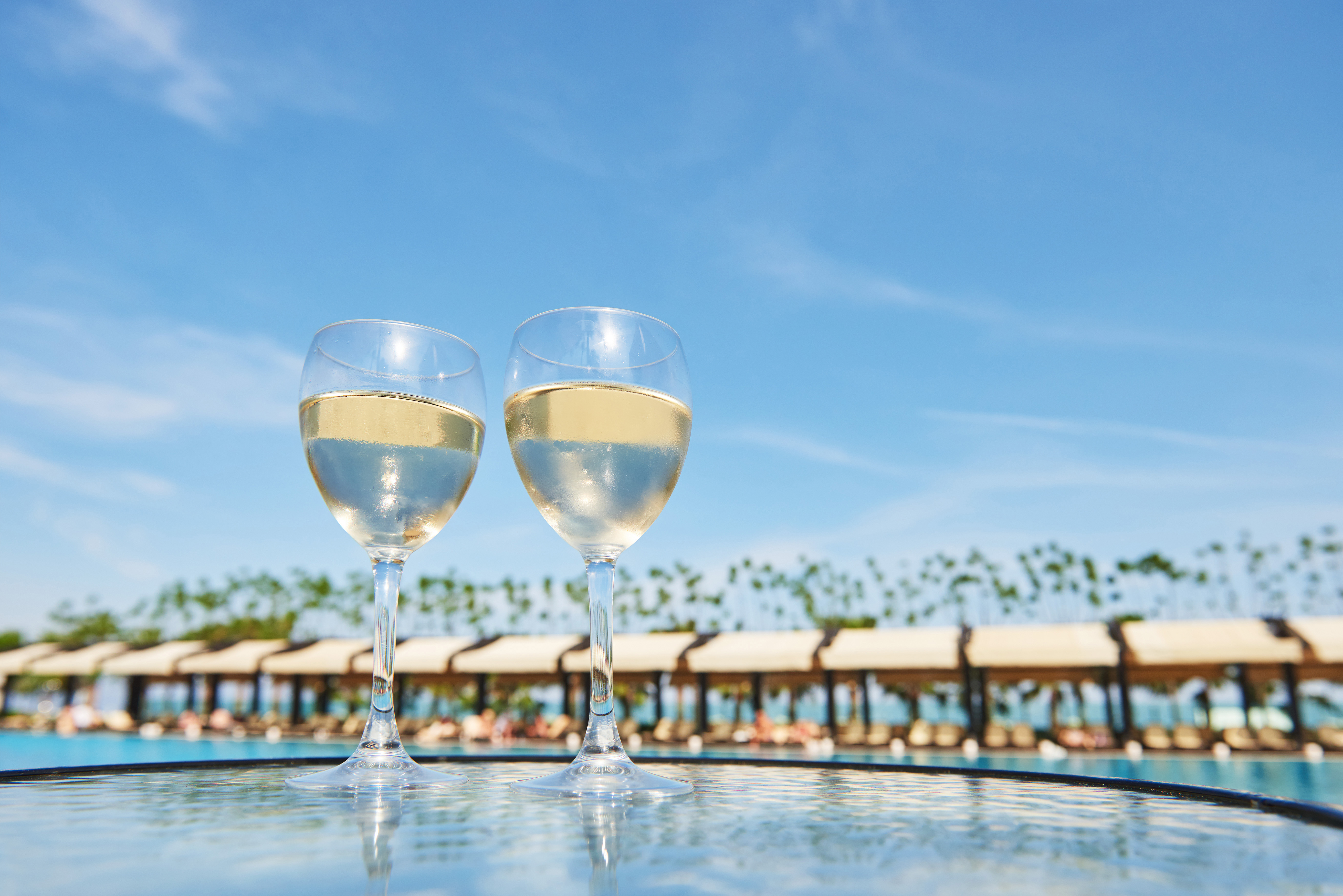 Glasses Of Champagne At A Resort Pool In A Luxury Hotel. Party By The Pool. Pouring Drink In A Glass. Amara Dolce Vita Luxury Hotel. Resort. Tekirova Kemer - Notícias e Artigos Contábeis na Zona Leste - SP | Vance Contábil